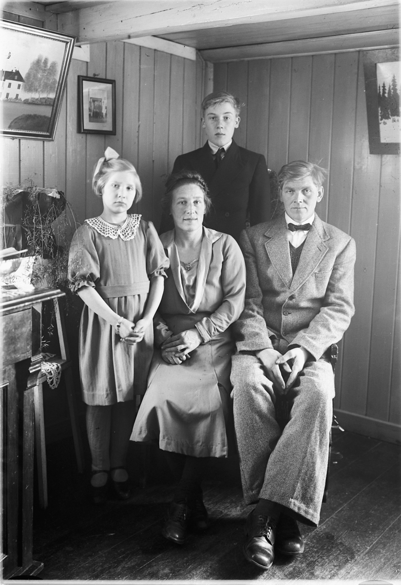 Ringsaker, Moelv Erik Syversen (1902-1998) og Olga Amalie Syversen ( -1977) (f. Smedstuen)  med sine barna Kari Syversen som ble gift med Birger Larsen, og Osvald Syversen.