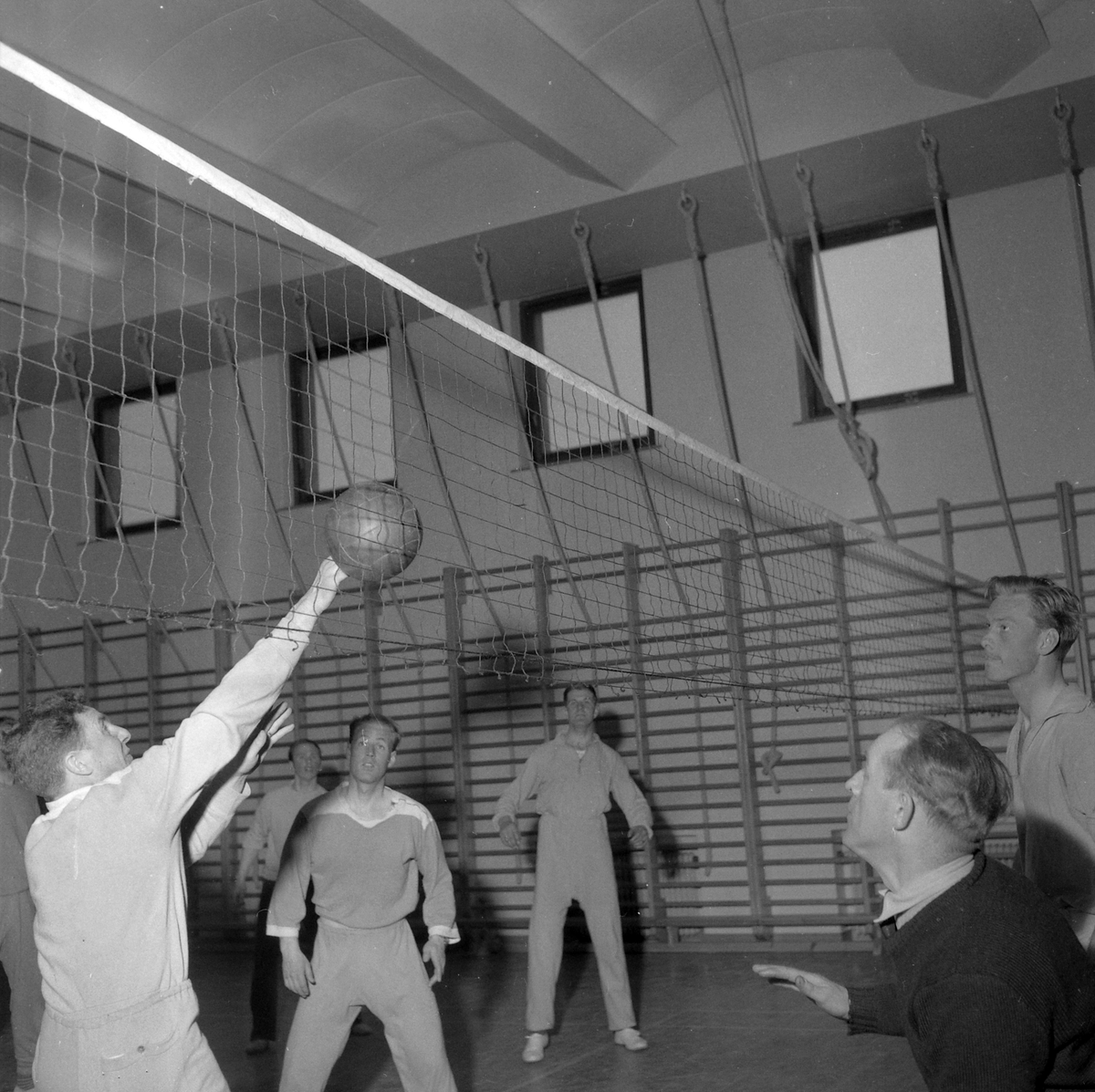 Volleyballkamp i gymnastikksalen på brannstasjonen mellom Vestbyens Idrettslag og Varg (?)