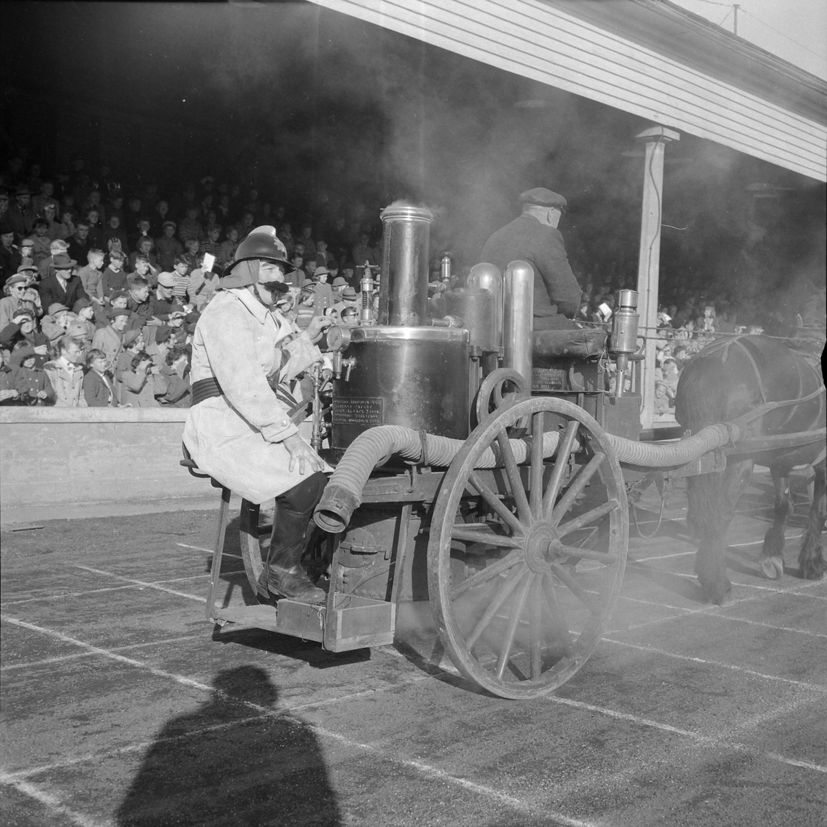 Brannmannsdagen 1955. Opptog på Stadion med brannsprøyta fra 1894