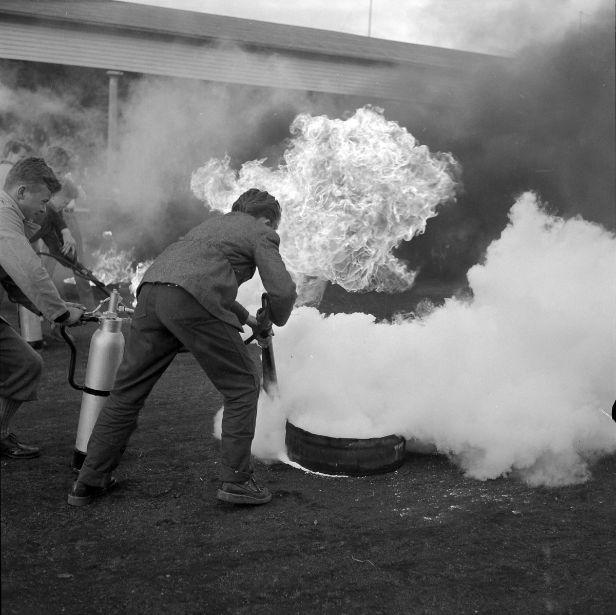 Brannmannsdagen 1955. Gutter får prøve seg på brannslukking