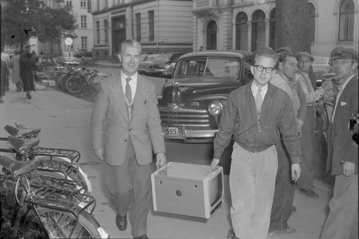 Folk fra NRK ankommer Radiomessen 1956 med sendeutstyr