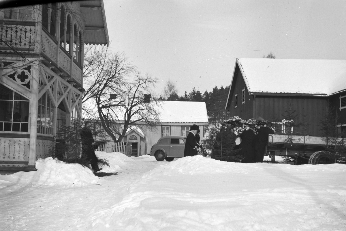 Ringsaker, Moelv, Mokvern gård, Begravelse etter Olafsen i 1946. kiste båret fra hovedbygningen ut på lastebil. Pyntet med granbar.