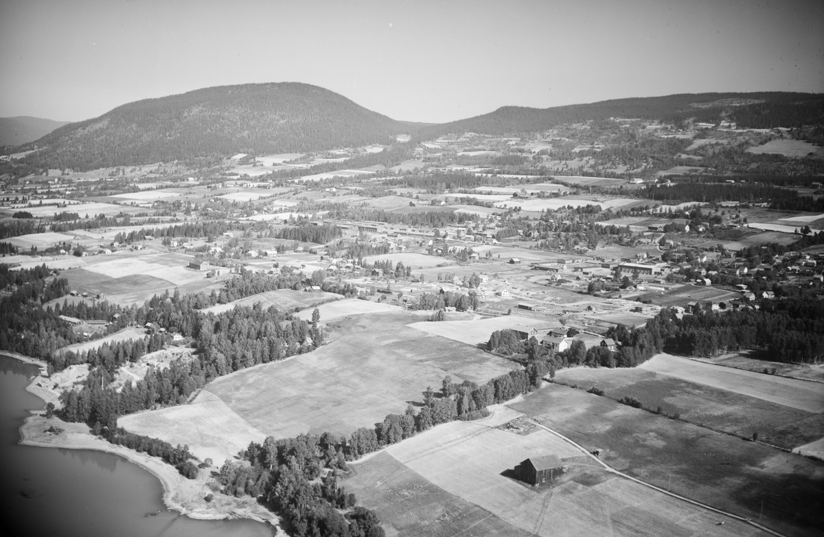 Flyfoto, Lillehammer, mot Balbergkampen og Nordre Ål, med Mosodden og Skjellerudjordet i forgrunnen