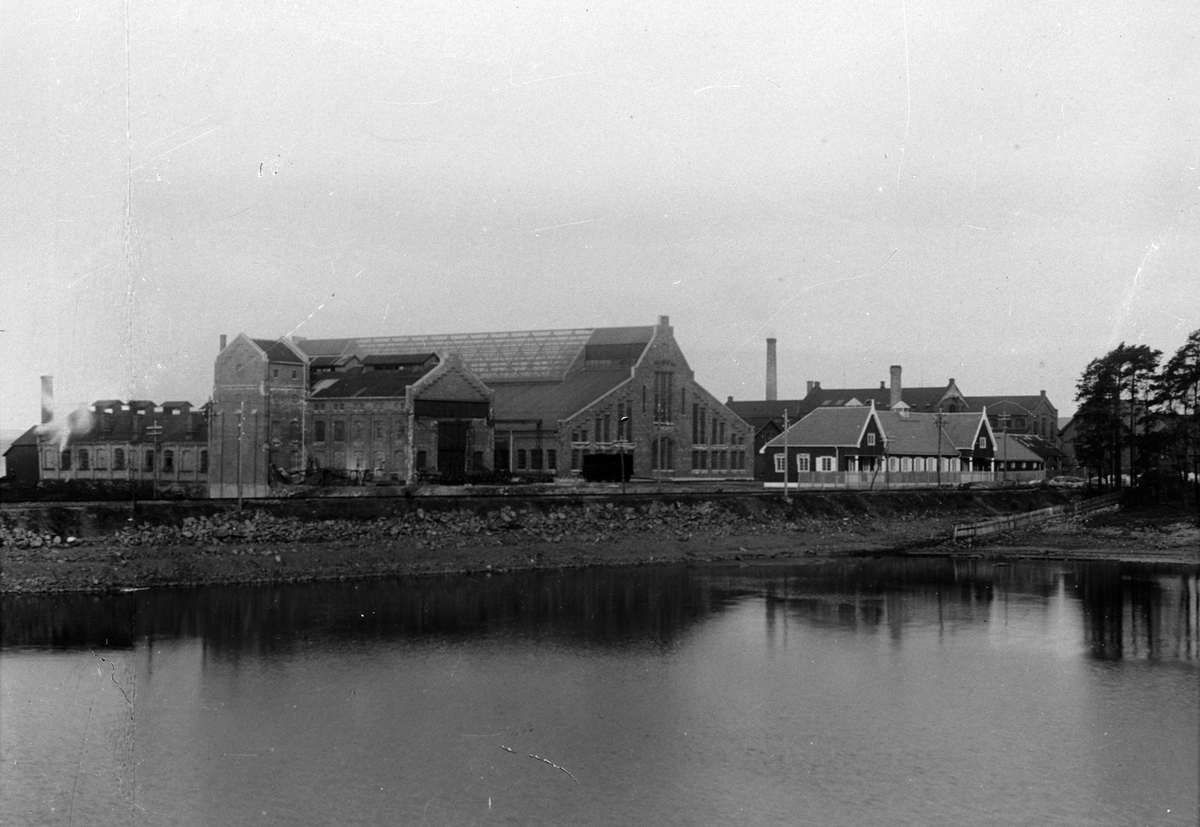 Hamar Jernstøperi og Mekansk verksted, Ham-Jern, Espern, eksteriør av fabrikkbygningene, kontorbygning til høyre, Åkersvika