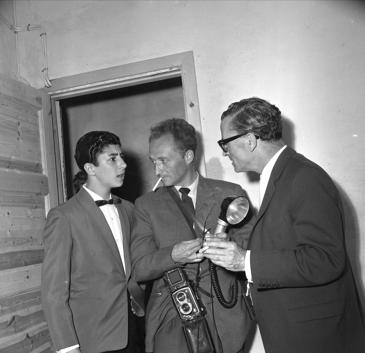 LAURIE LONDON, JOURNALIST/FOTOGRAF ROLF STRANDE FRA HAMAR ARBEIDERBLAD, OG LL MANAGER UKJENT NAVN, KONSERT PÅ DOMKIRKEODDEN. SE BOKA PÅ ET HUNDNREDELS SEKUND, LØTEN OG OMEGN 19571964 I ORD OG BILDERAV HELGE REISTAD S. 173. . Laurie London (born 19 January, 1944, Bethnal Green, East London) achieved fame as a boy singer of the 1950s, recording in both English and German. At the age of thirteen he made an up-tempo version of the spiritual song Hes Got the Whole World in His Hands with the Geoff Love Orchestra for Parlophone Records (45-R4359) which was picked up by its co-owned American sister label Capitol Records (F3891). In April 1958 it reached 