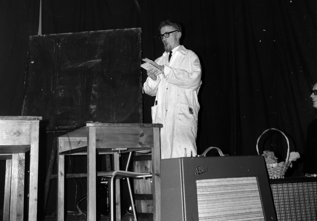 HAMAR LÆRERSKOLE, 4F FEST PÅ LÆRERSKOLEN, 1964, HELGE REISTAD PARODI PÅ LÆRER. 