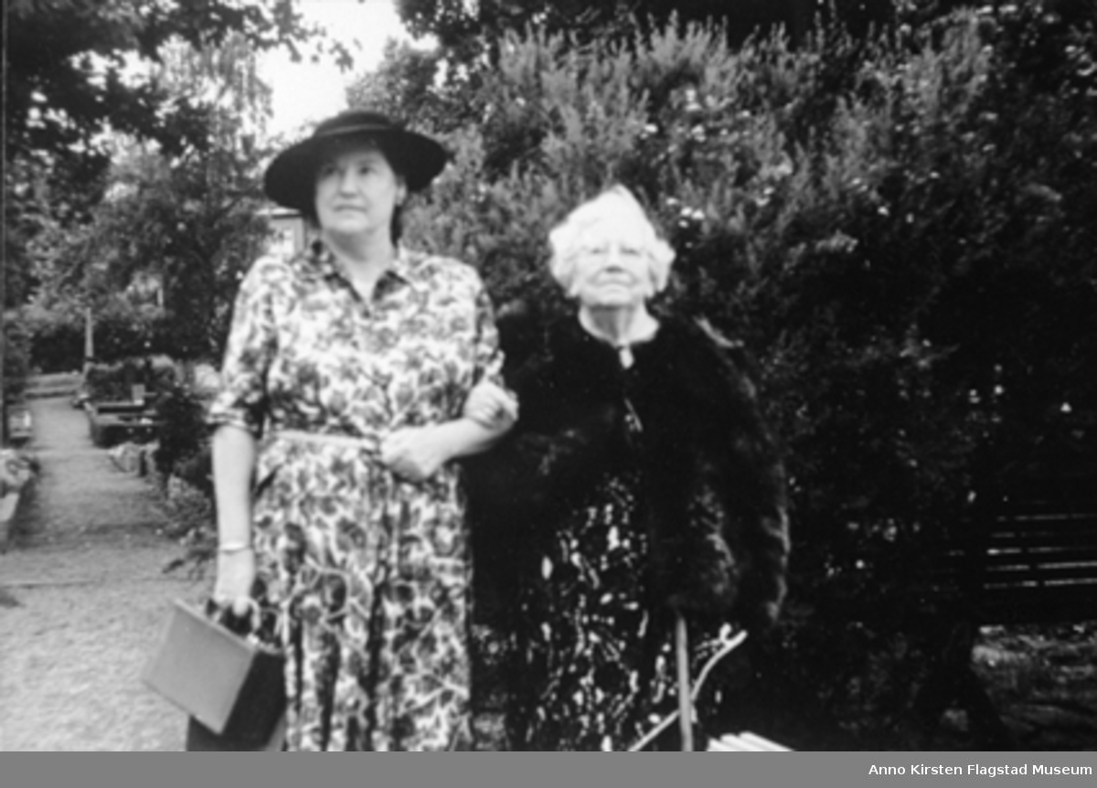 Kirsten Flagstad sammen med sin mor Marie Flagstad. Hamar kirkegård 1956. Kirsten Flagstad and her mother Marie Flagstad. Hamar churchyard 1956. 