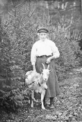Astrid Nytrøen (født 1898) med geita