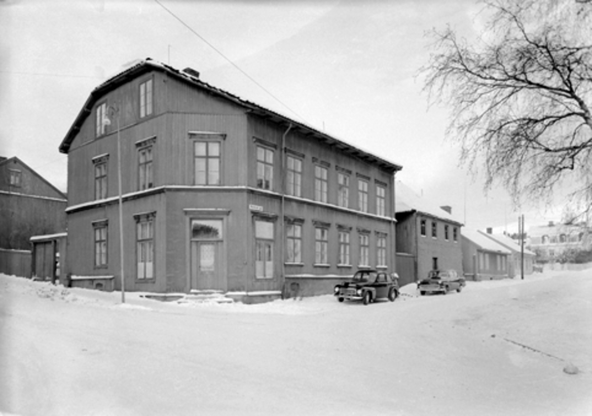 MORTERUDSGATE 22-24, HAMAR, VINTER, FØR SANERING AV KVARTALET. 9. 12. 1959. VOLVO D-28811, OPEL D-33100. 