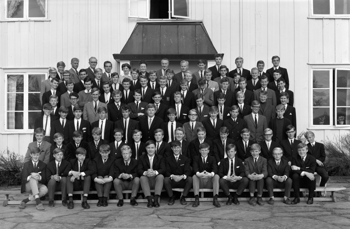 Eckboskolen 1966. Gruppe lærere og elever. 26. 05-1966. Eckbo skolen. 
(4 bilder) Eckbo-skolen på Grimerud gard i Ottestad, Stange. Kostskole. 