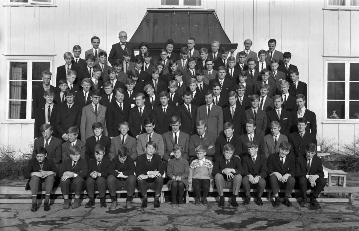 Eckboskolen 1967. Gruppe lærere og elever. Mai 1967. Eckbo skolen. 
(5 bilder) Eckbo-skolen på Grimerud gard i Ottestad, Stange. Kostskole. 