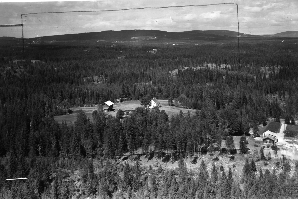 Søndre Langholen (Gnr 110/1) i Sørskogbygda. Sørskogbygdvegen 83. Trøst (Gnr 103/38) i høyre bildekant
