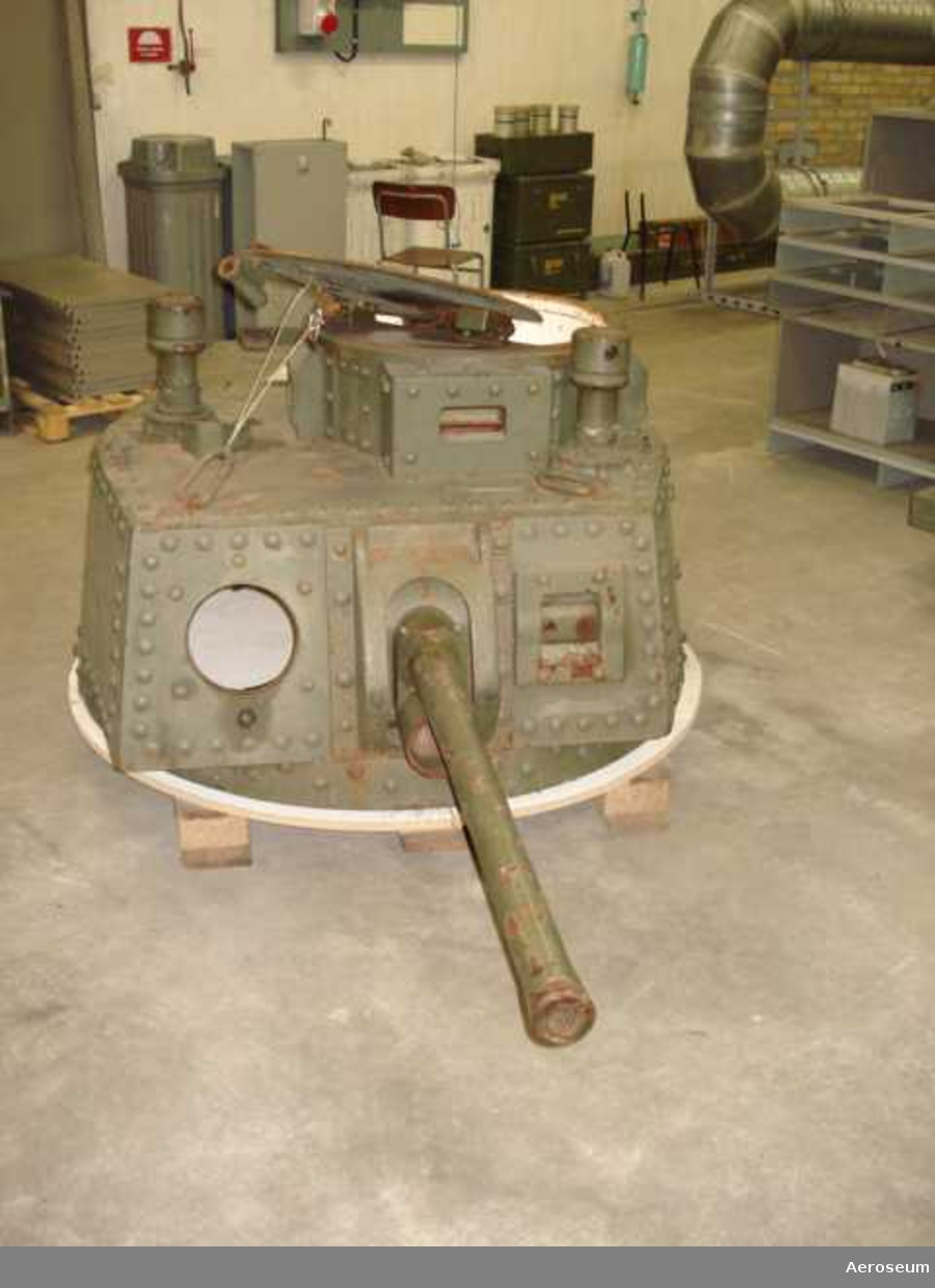 Bofors 37 mm kanon m/1938 i värnkanontorn m/1941, med pipa nr 152.