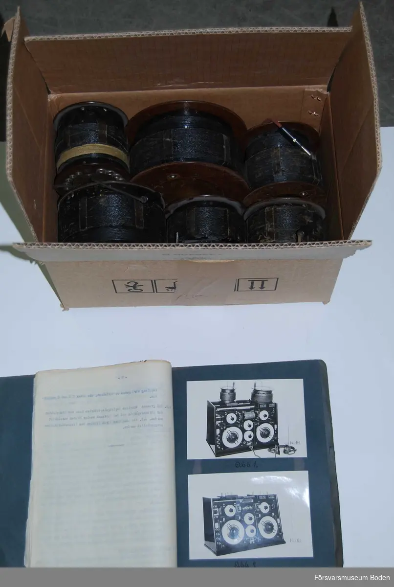 Låda med 6 st spolar samt manual till Boden Radios Telefunkenmottagare E258. Följebrev i manualen daterat 11/2 1921 (från Kungl. Telegrafstyrelsen)