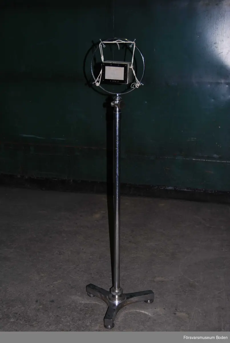 Reisz-mikrofon troligen licenstillverkad i Sverige, kallades "sockerbit" och användes av Radiotjänst. Den ursprungliga konstruktionen är från 1923. Mikrofonelementet är monterat i block av marmor upphängt i elastiska band. Detta exemplar finns troligen avbildad på ett dåtida foto från Boden Radio med hallåmannen Rudolf Davander.
