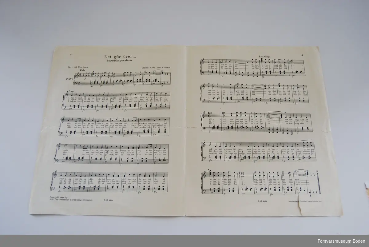 Häfte innehållande pianonoter till melodin "Det går över...Beredskapsvalsen" av Lars-Erik Larsson med text av Alf Henriksson. Utgivna av A-B. Carl Gehrmans Musikförlag, Stockholm 1940.