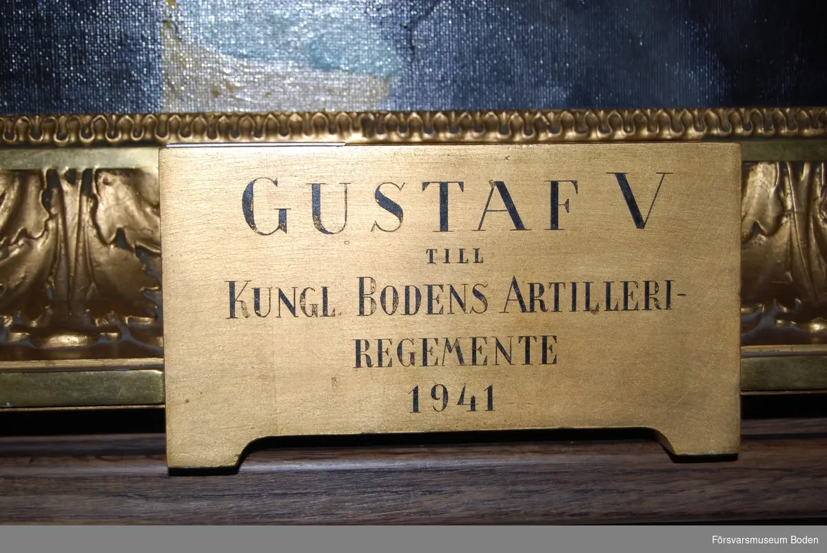 Oljemålning föreställande Gustaf V. Gåva till Bodens artilleriregemente 1941. Ingen signatur synlig. Deposition från A 8 kamratförening.