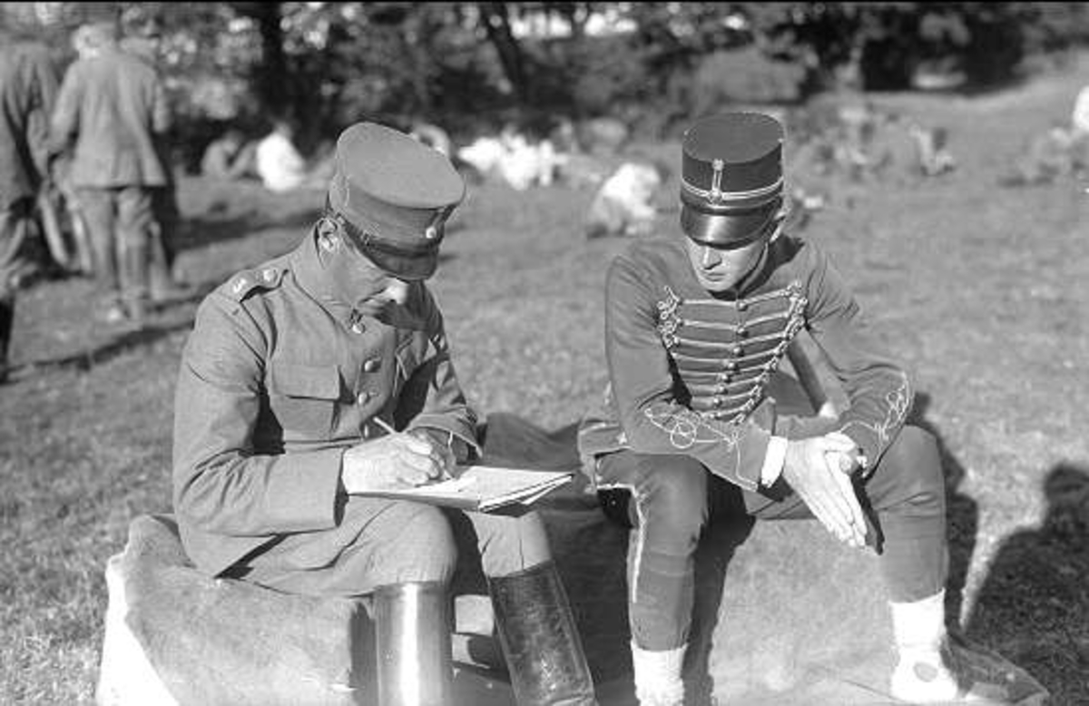 Skvadronchefen (iklädd uniform m/ä) med adjutantetn (iklädd uniform m/1923) under sommarmarbivak vid Örlen, Fagersanna 1931.