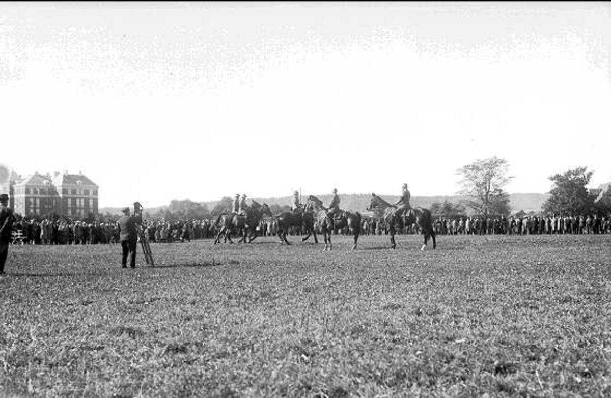 Regementet, dels till häst dels till fots, uppställt söder kasern för korum vid kamratföreningens besök 1931. Fotografering av K 3:s ständiga fotograf Arthur Nilsson.