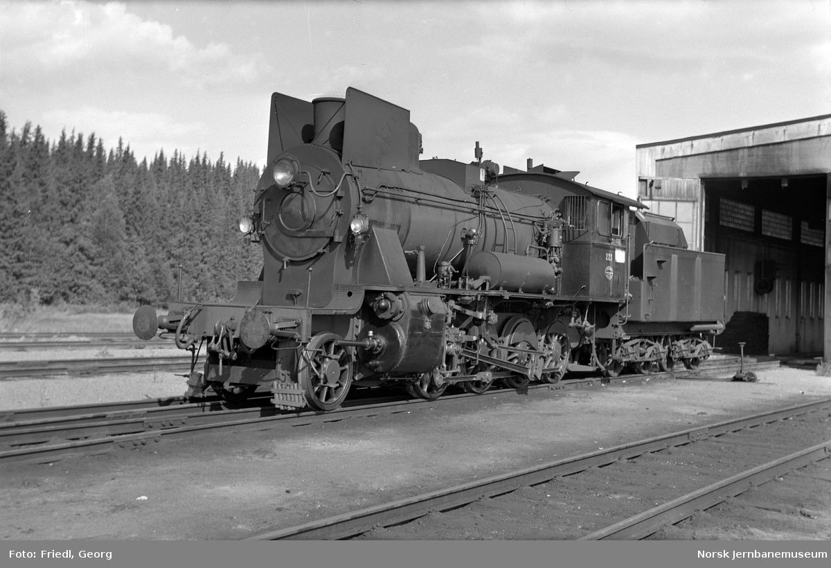 Damplokomotiv type 24b nr. 221 på Eina stasjon