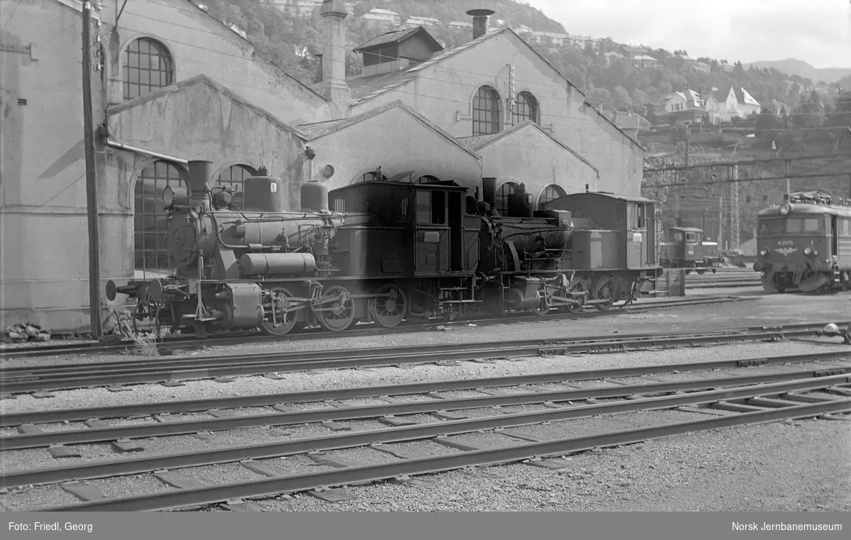 Damplokomotiv type 25d nr. 425 og 25b nr. 339, utrangert på Bergen stasjon