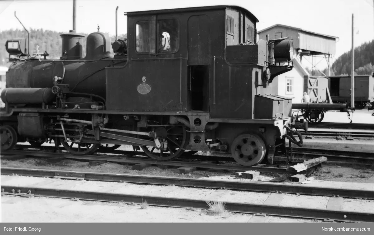 Setesdalsbanens damplokomotiv type XXII nr. 6 på Grovane stasjon
