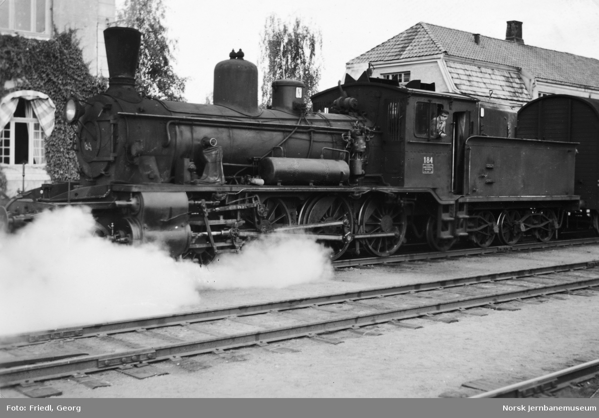 Damplokomotiv type 18b nr. 184 foran godstog til Tynset på Elverum stasjon