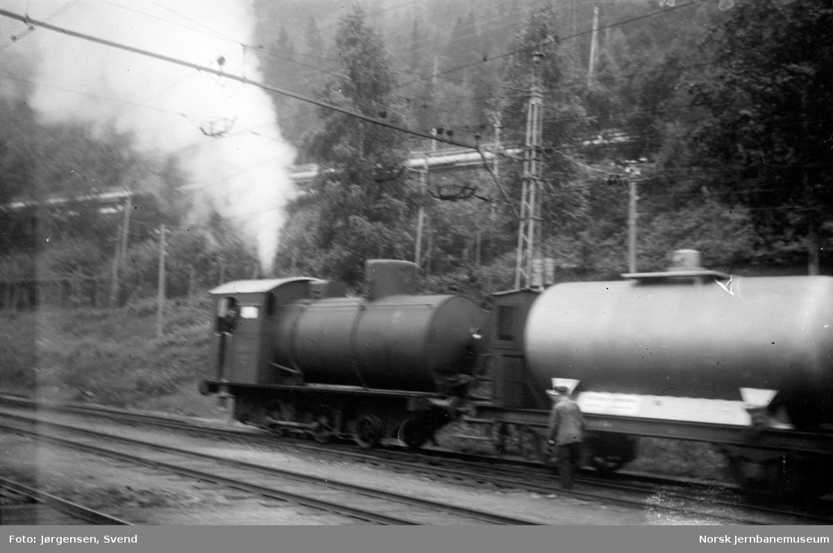 Fyrløst damplokomotiv - "Espen" eller "Askeladden" - under skifting på Rjukan