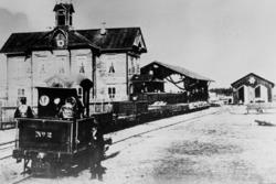 Damplokomotiv type I nr. 2 med stasjonsbygningen, toghallen 