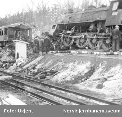 Jernbaneulykken ved Hommelvik : damplokomotiv nr. 419 og motorvogntoget bestående av Cmb type 15b nr. 18240 og CFo3a nr. 67 etter kollisjonen