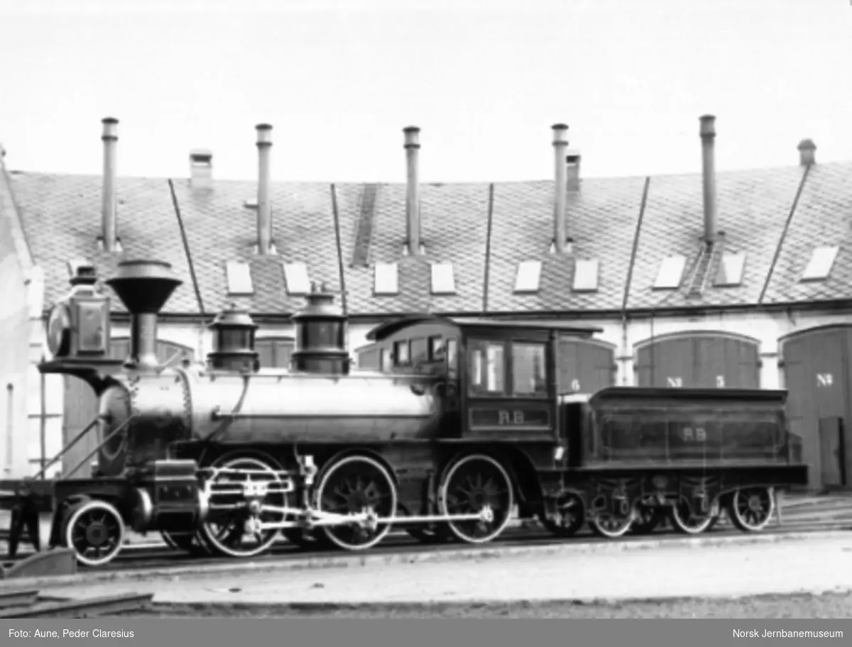Damplokomotiv type XVII nr. 26 som nytt på svingskiven utenfor lokomotivstallen på Brattøra