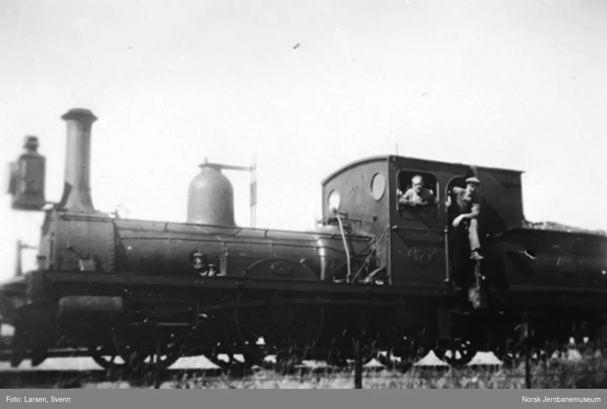 Nr. 17 på Klevfoss-sporet med Johan Skjærstad og Sigurd Tomter på lokomotivet