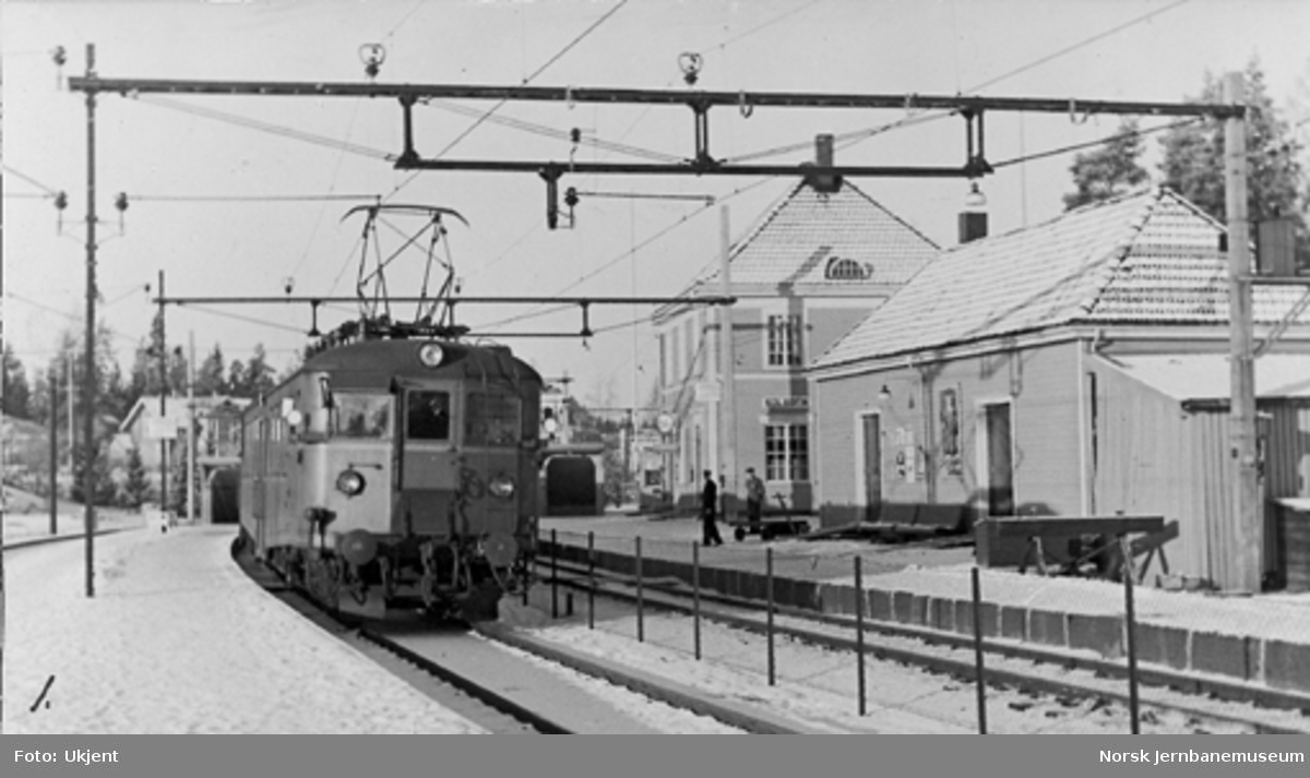 Kolbotn stasjon med elektrisk motorvogntog av type 65 (105)
