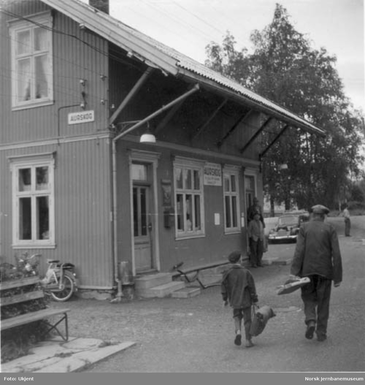 Aurskog stasjonsbygning med reisende