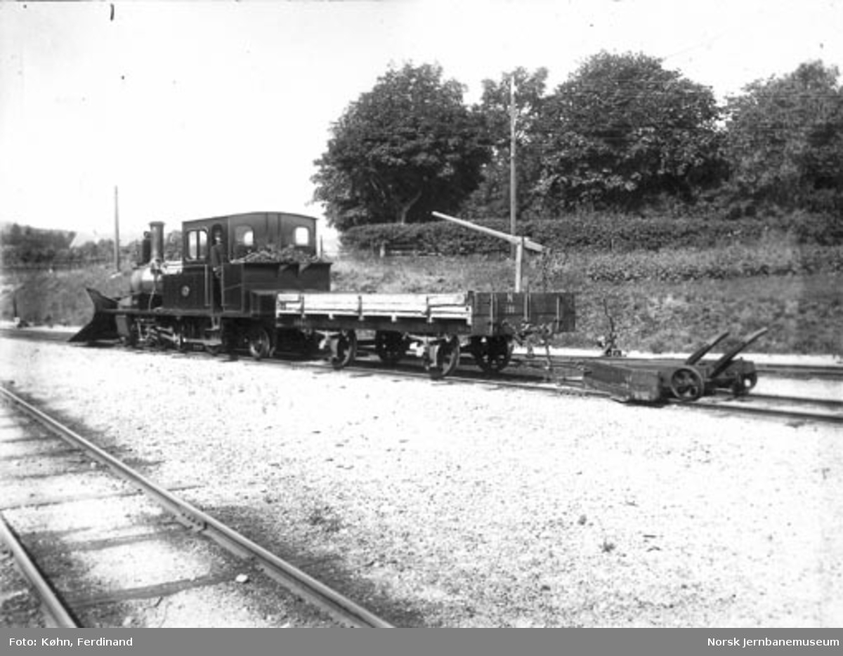 Setesdalsbanens damplokomotiv nr. 2 med frontplog og sporrensertog