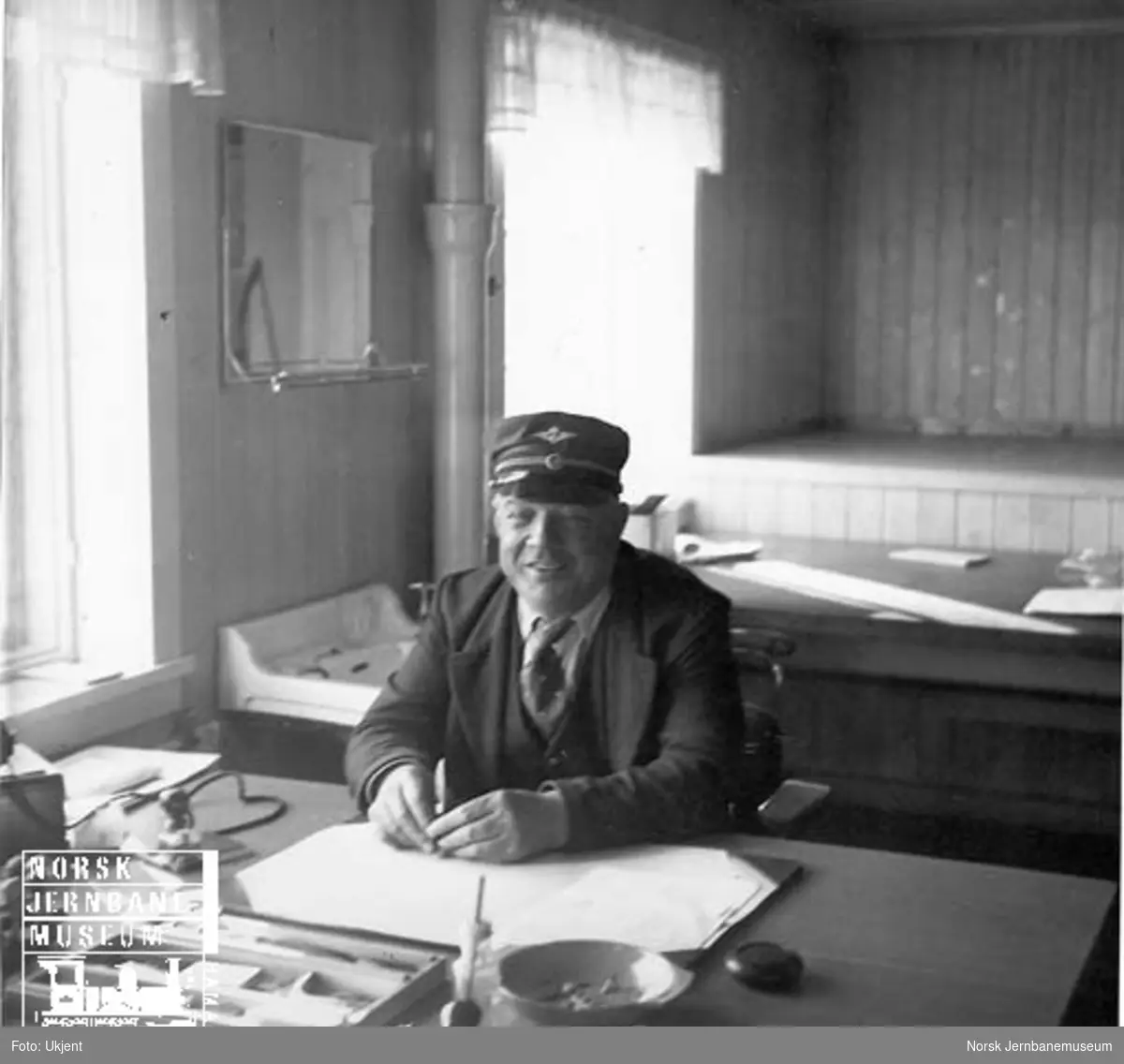 Stasjonsformann Reidar Pedersen, Årnes stasjon, ved sitt skrivebord