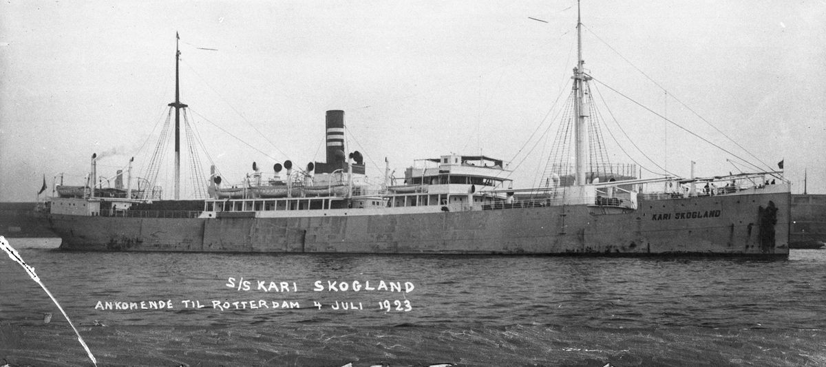 Dampskipet D/S "Kari Skogland" ankommer Rotterdam. Land i bakgrunnen.