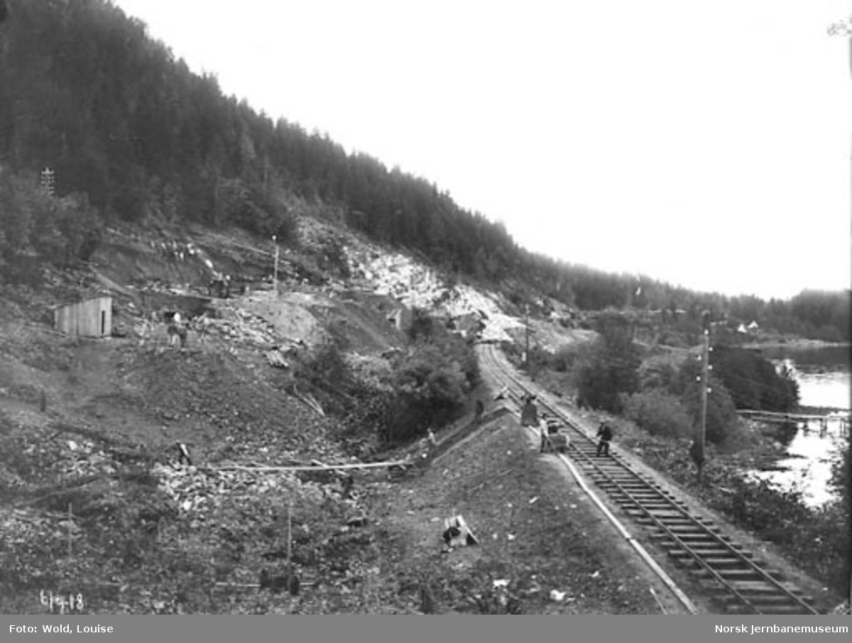Smørstein-raset; arbeidet med provisorisk linje pågår, foto sørfra. Tog til Drammen på bortsiden av rasstedet.