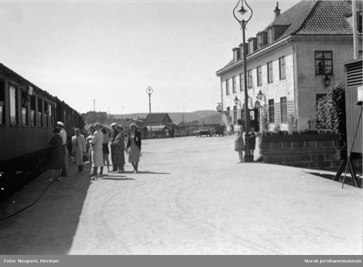 Persontog og reisende på Kragerø stasjon