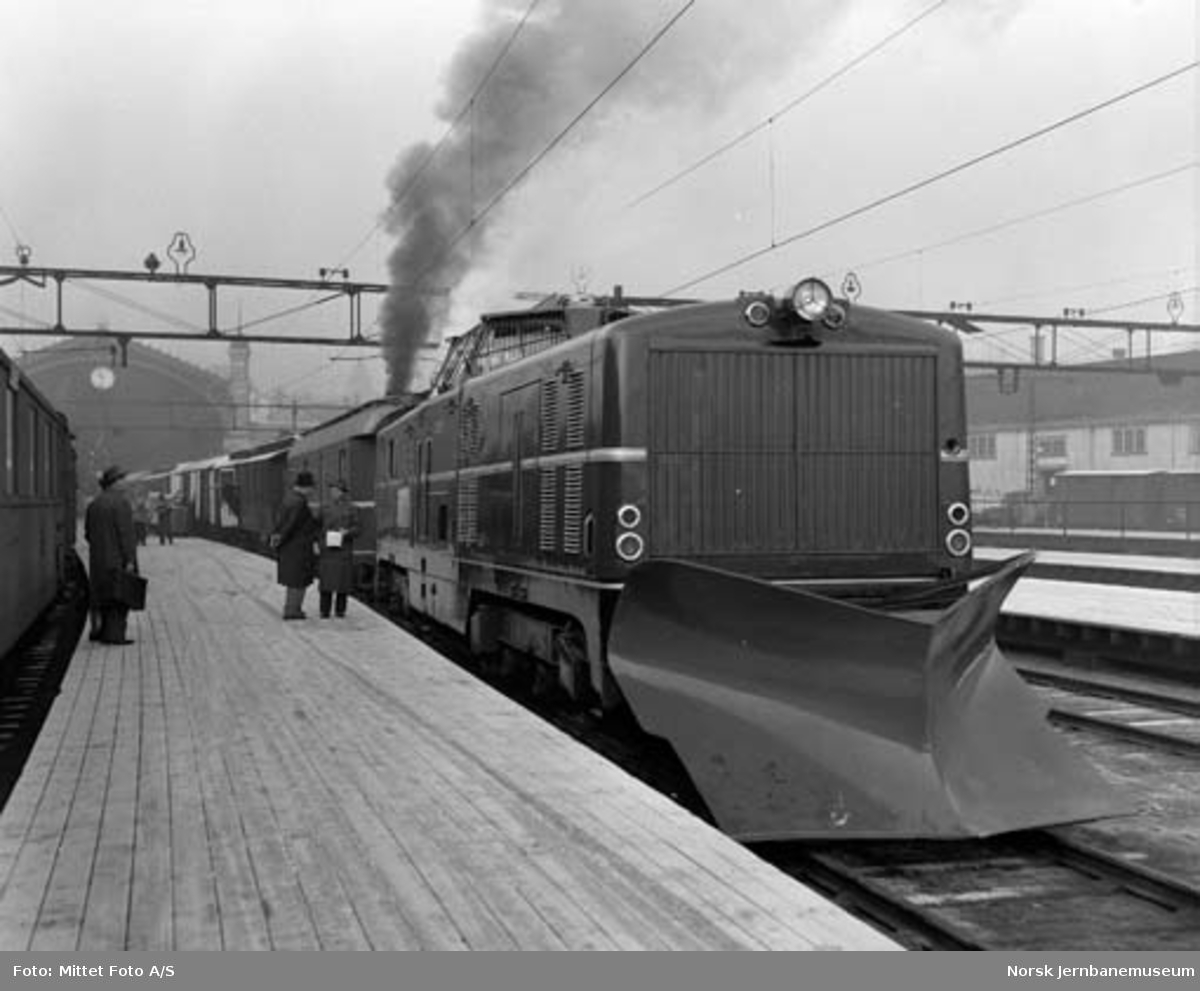 Tysk diesellokomotiv MaK 2000 001 ved visning på Oslo Østbanestasjon før prøvedrift i Norge