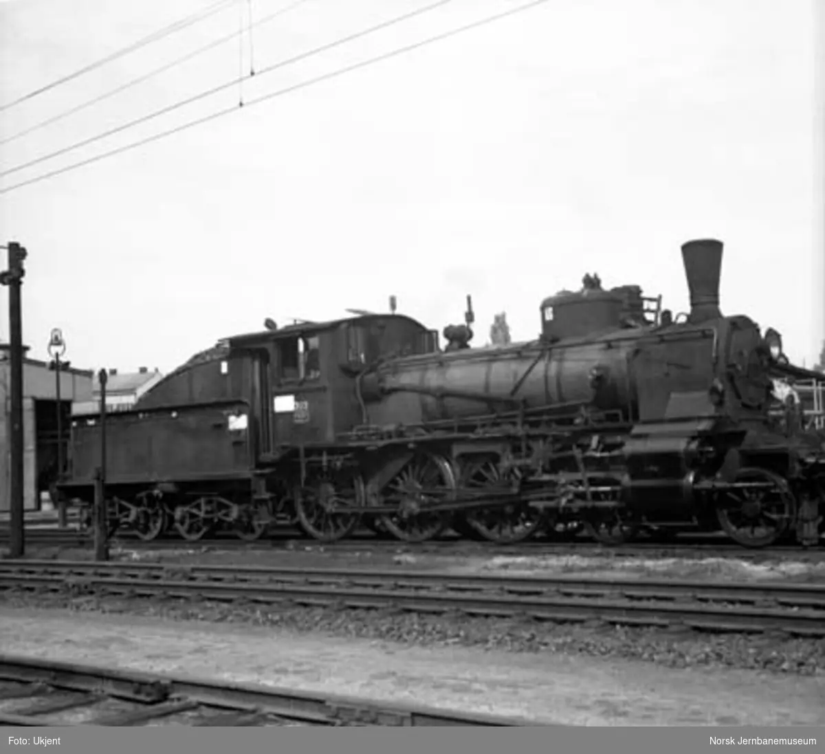 Damplokomotiv type 27a nr. 303 på Hamar stasjon
