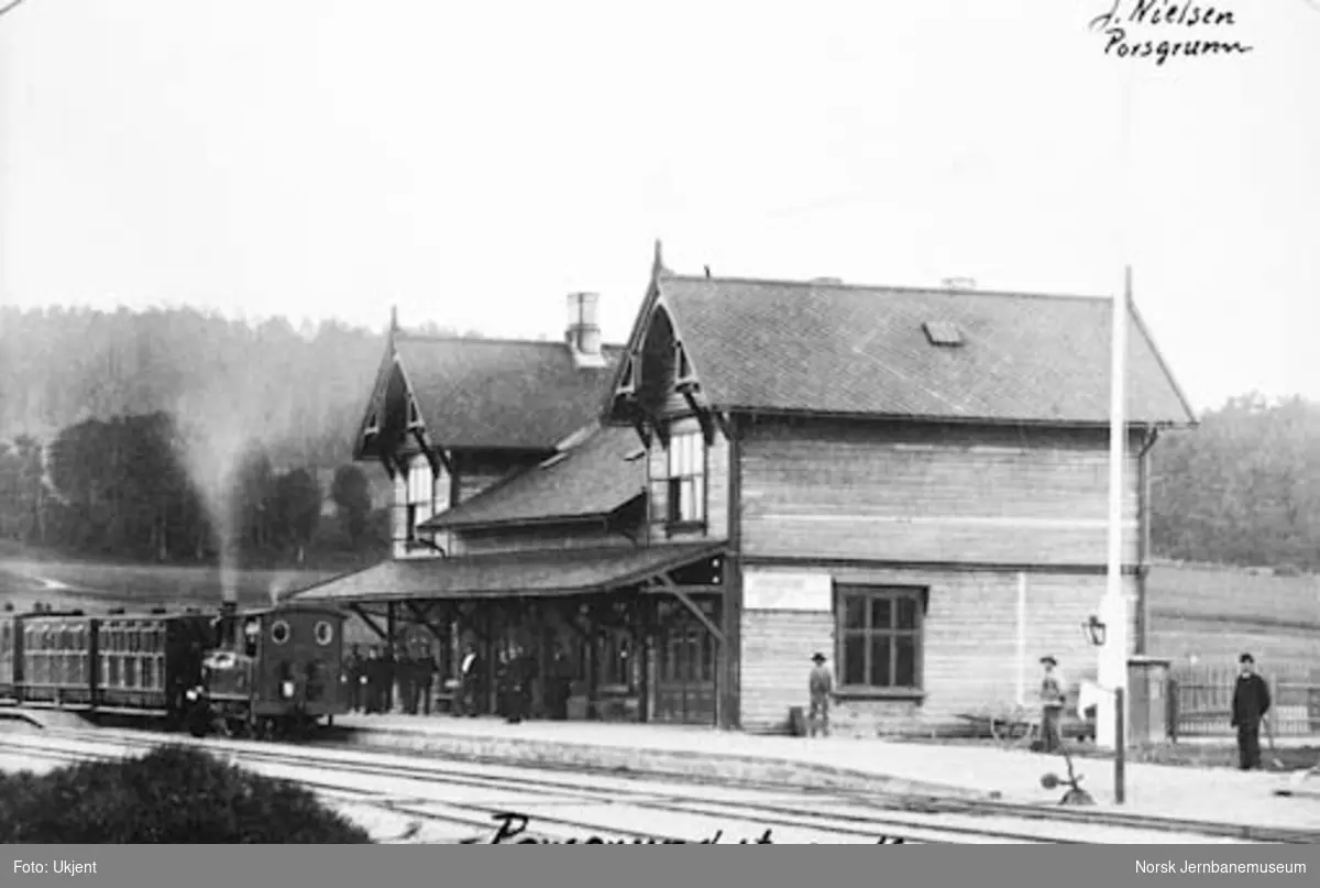 Porsgrunn stasjon med persontog