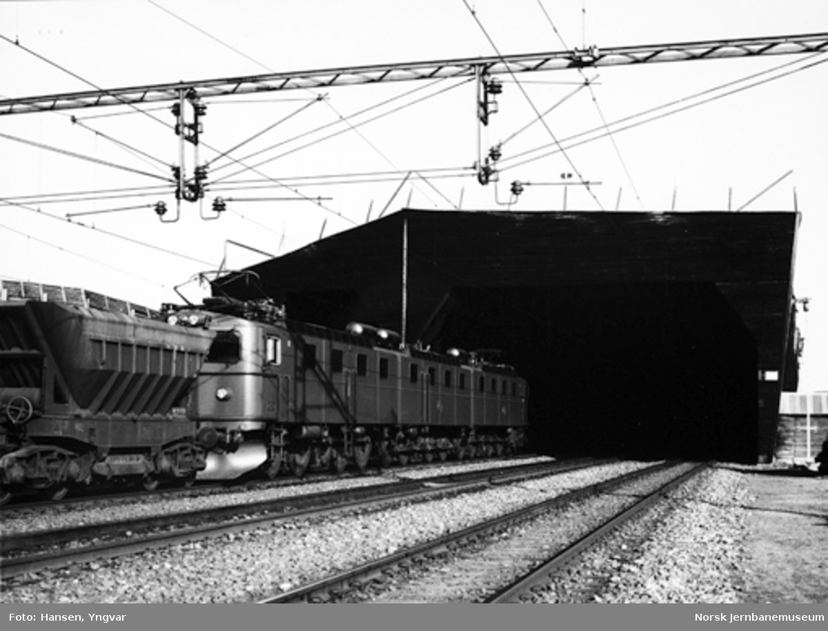 Bjørnfjell stasjon 18. juni 1980, om morgenen : kl. 06.54: malmtog 7310 har nettopp stanset