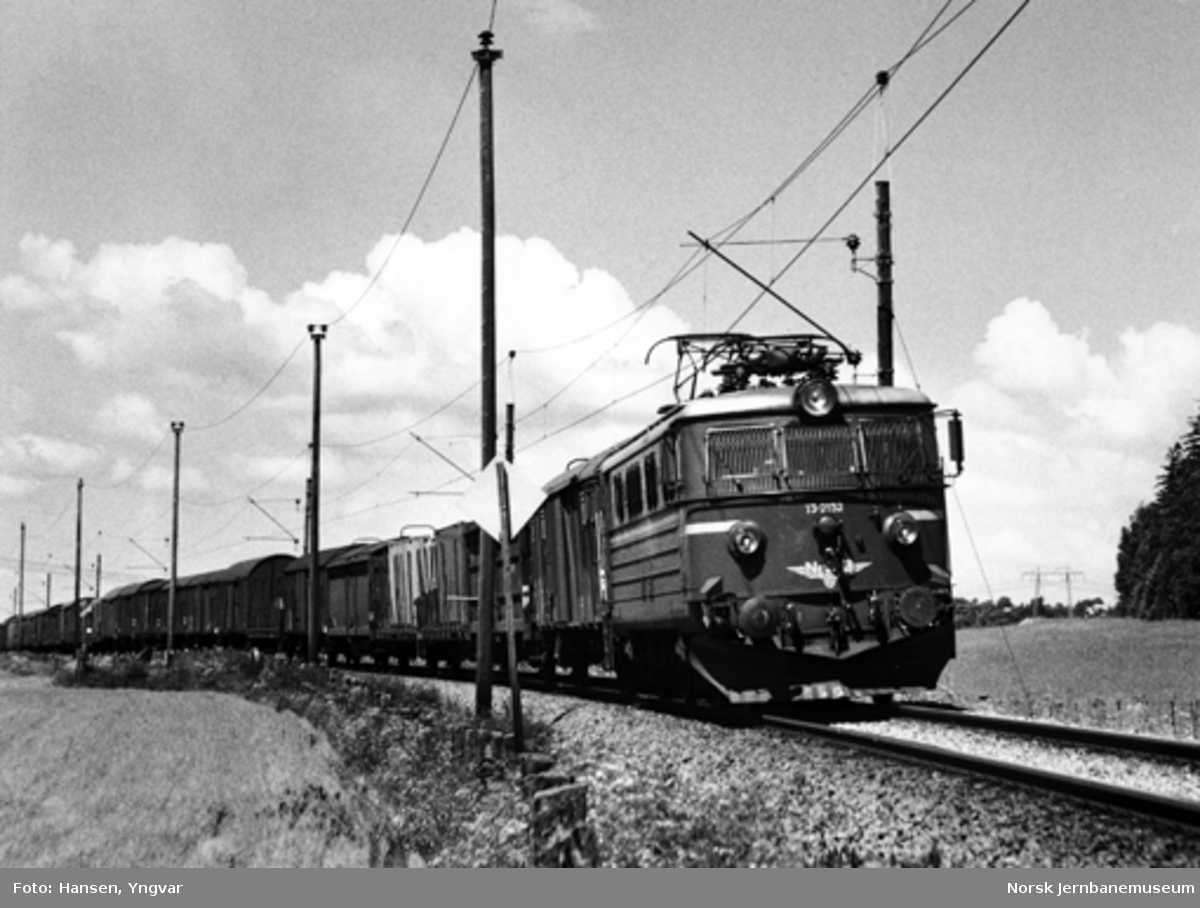 Elektriske lokomotiv El 13 2152 med utenlandsgodstog ved Sarpsborg