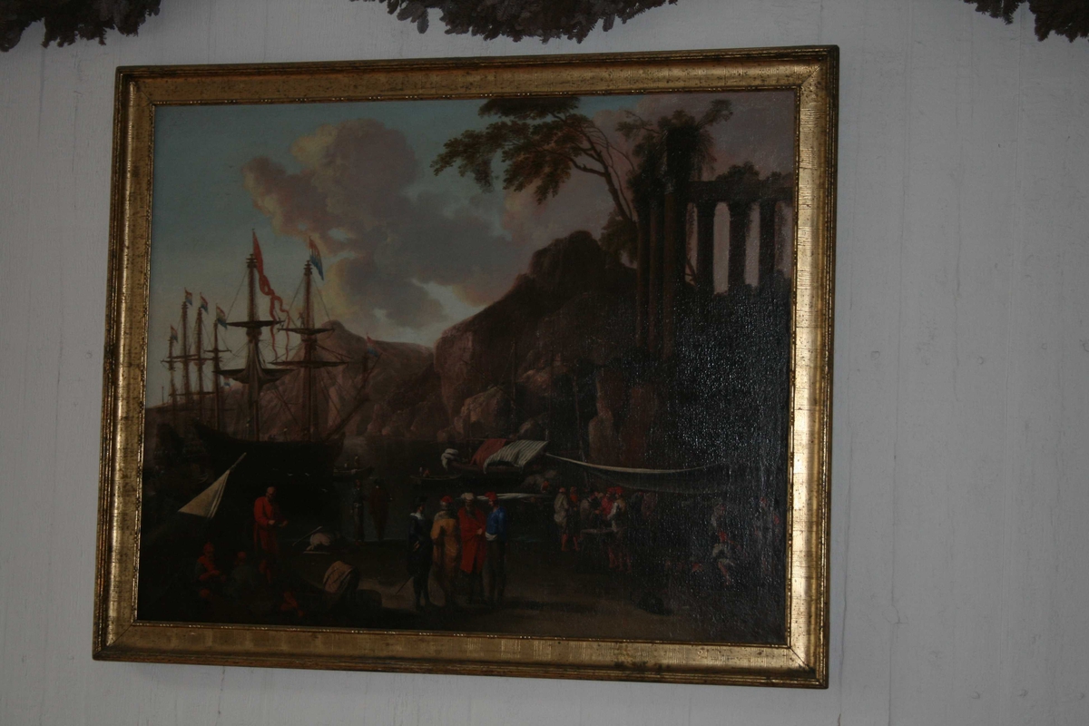 Havn med skip, mennesker på havna. Figurgruppe med fire personer sentralt i forgrunnen. Antikk ruin med korintiske søyler.  "De joniske øer". Skip med hollandsk flagg.