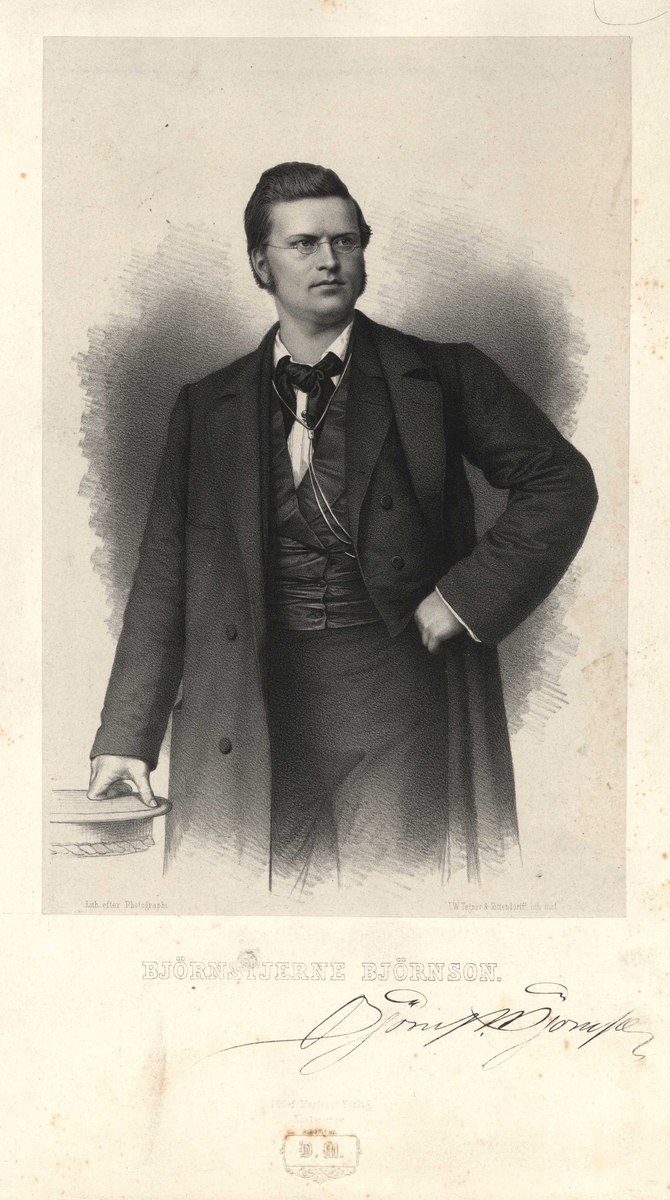 Portrett av ung Bjørnstjerne Bjørnson i vest, jakke og frakk, lent mot bord
