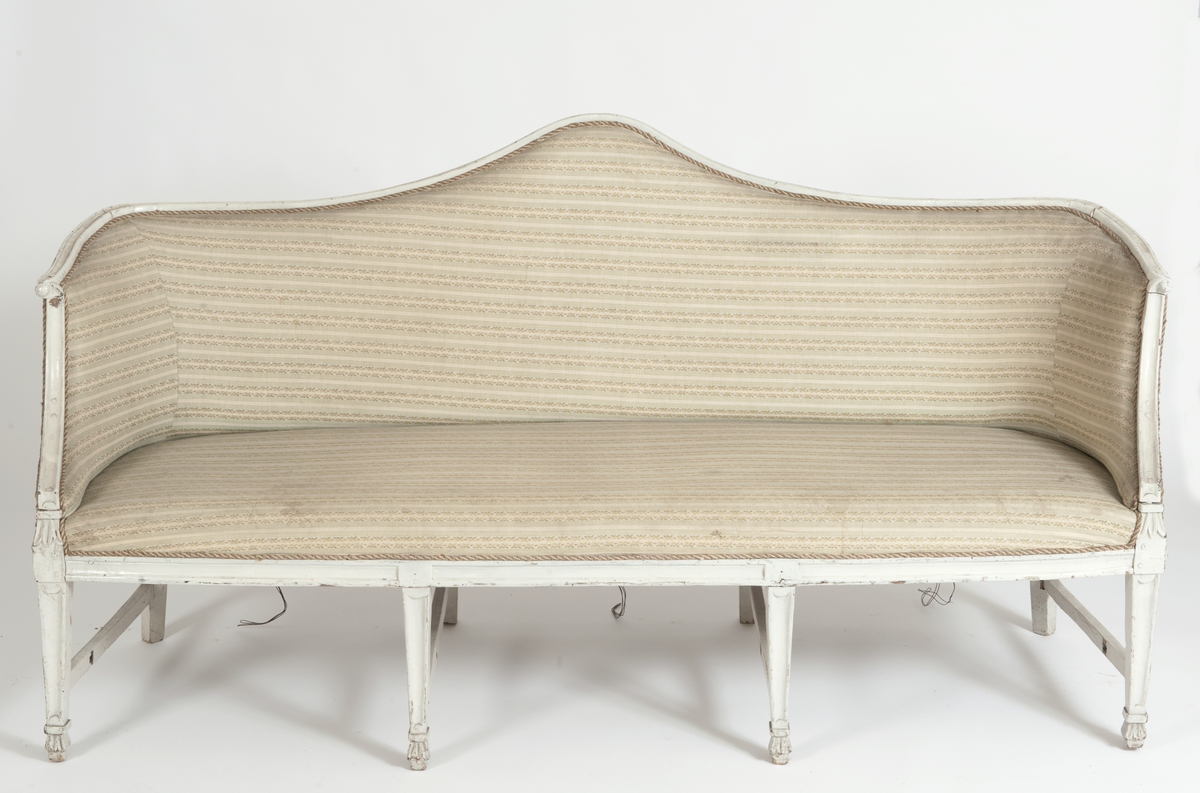 Sofa i nyklassisistisk stil, hvitmalt med stripetet trekk.
