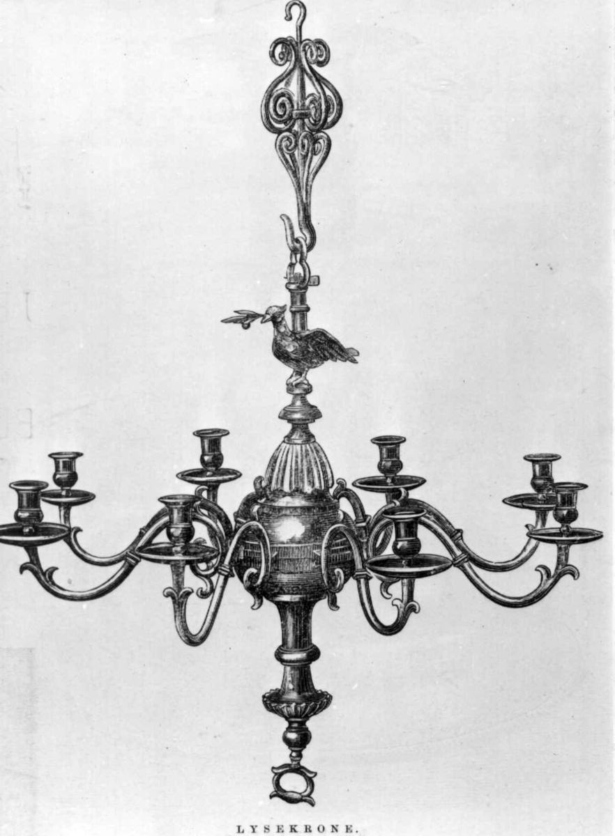 Lysekrone i støpt kobberlegering med 8 lysarmer, hver med en lyspipe.
Antatt produsert tidlig 1700 tall