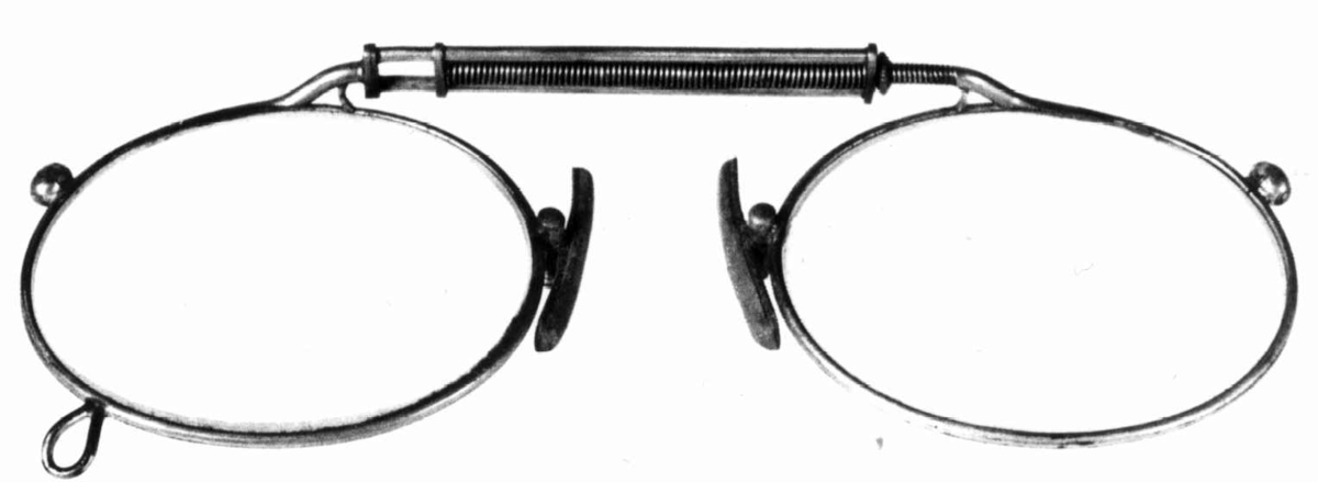Briller, lorgnett, med brillehus.