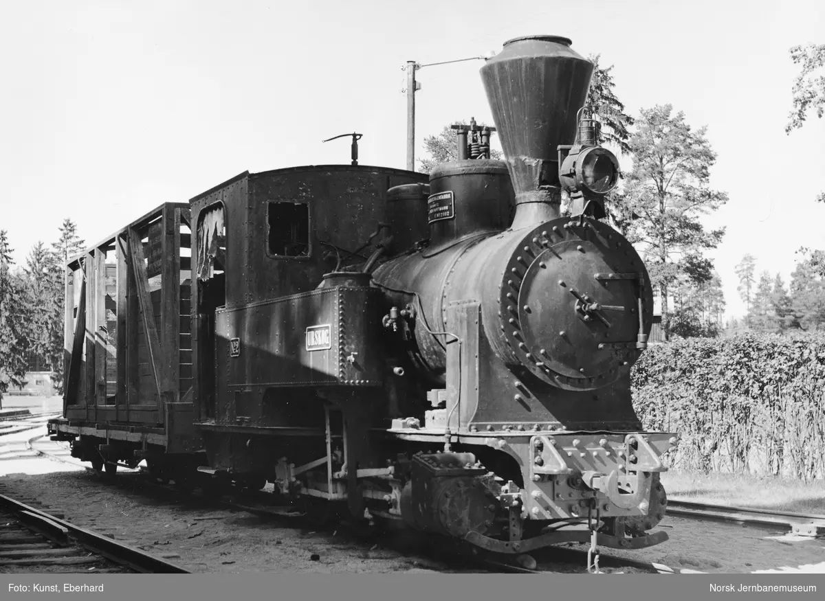 Damplokomotivet "Urskog" med plattformvogn på Jernbanemuseet